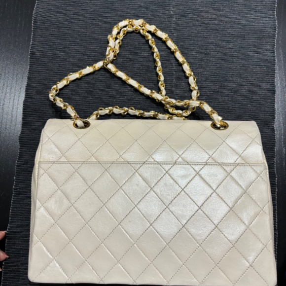 Vintage Beige Flap Chanel Bag - Picture 2 of 10